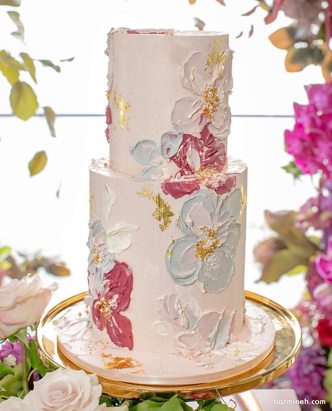 کیک چند طبقه ساده و شیک جشن تولد تزیین شده با گل های آبرنگی