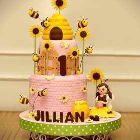 کیک فوندانت فانتزی جشن تولد کودک با تم زنبور عسل 