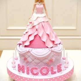 کیک عروسکی زیبای جشن تولد دخترانه با تم باربی