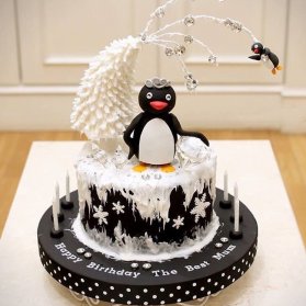 کیک فوندانت جشن تولد کودک با تم پنگوئن ها