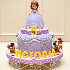 کیک عروسکی جشن تولد دخترانه با تم پرنسس سوفیا