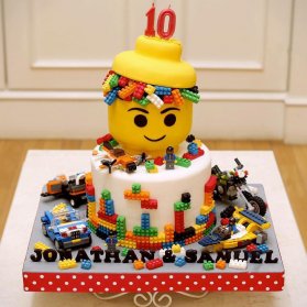 کیک فانتزی فوندانت جشن تولد کودک با تم لگو (Lego)