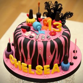 کیک فوندانت جشن تولد دخترانه با تم لاک های رنگی