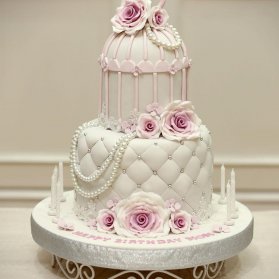 کیک چند طبقه جشن تولد دخترانه با طرح قفس تزیین شده با گل و مروارید