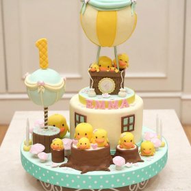 کیک فوندانت عروسکی جشن تولد کودک با تم جوجه اردک و بالن 