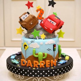 کیک فوندانت جشن تولد کودک با تم ماشین ها - مک کویین (Cars)