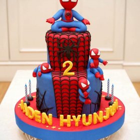 کیک دو طبقه فوندانت جشن تولد پسرانه با تم مرد عنکبوتی (Spider Man)