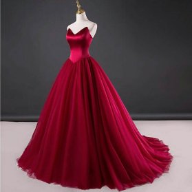 لباس مجلسی فانتزی قرمز رنگ با یقه دکلته و دامن پف دار حریر مناسب برای ساقدوش های عروس یا لباس نامزدی