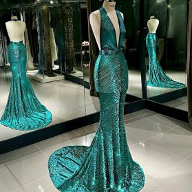 لباس مجلسی بلند زنانه سبز آبی رنگ با یقه پشت گردنی باز و دامن مدل ماهی دنباله دار مناسب برای لباس ساقدوش های عروس