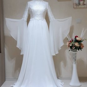 لباس عروس حریر با یقه مدل آخوندی و آستین های کلوش پیشنهادی پوشیده و زیبا برای عروس خانم ها در روز فرمالیته عروسی