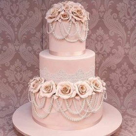 کیک چند طبقه زیبای جشن نامزدی یا عروسی تزیین شده با گل و مروارید و طرح تور 