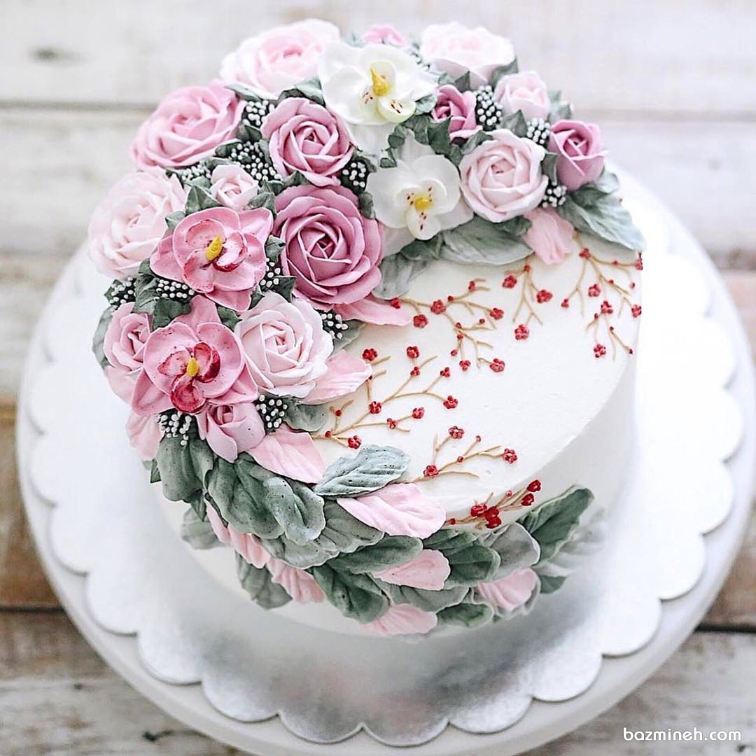 کیک زیبای جشن تولد یا سالگرد ازدواج تزیین شده با گل های باتر کریم سفید صورتی