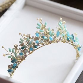 تاج عروس ظریف و زیبای طلایی با سنگ های آبی فیروزه ای مناسب برای ست کردن با لباس نامزدی  