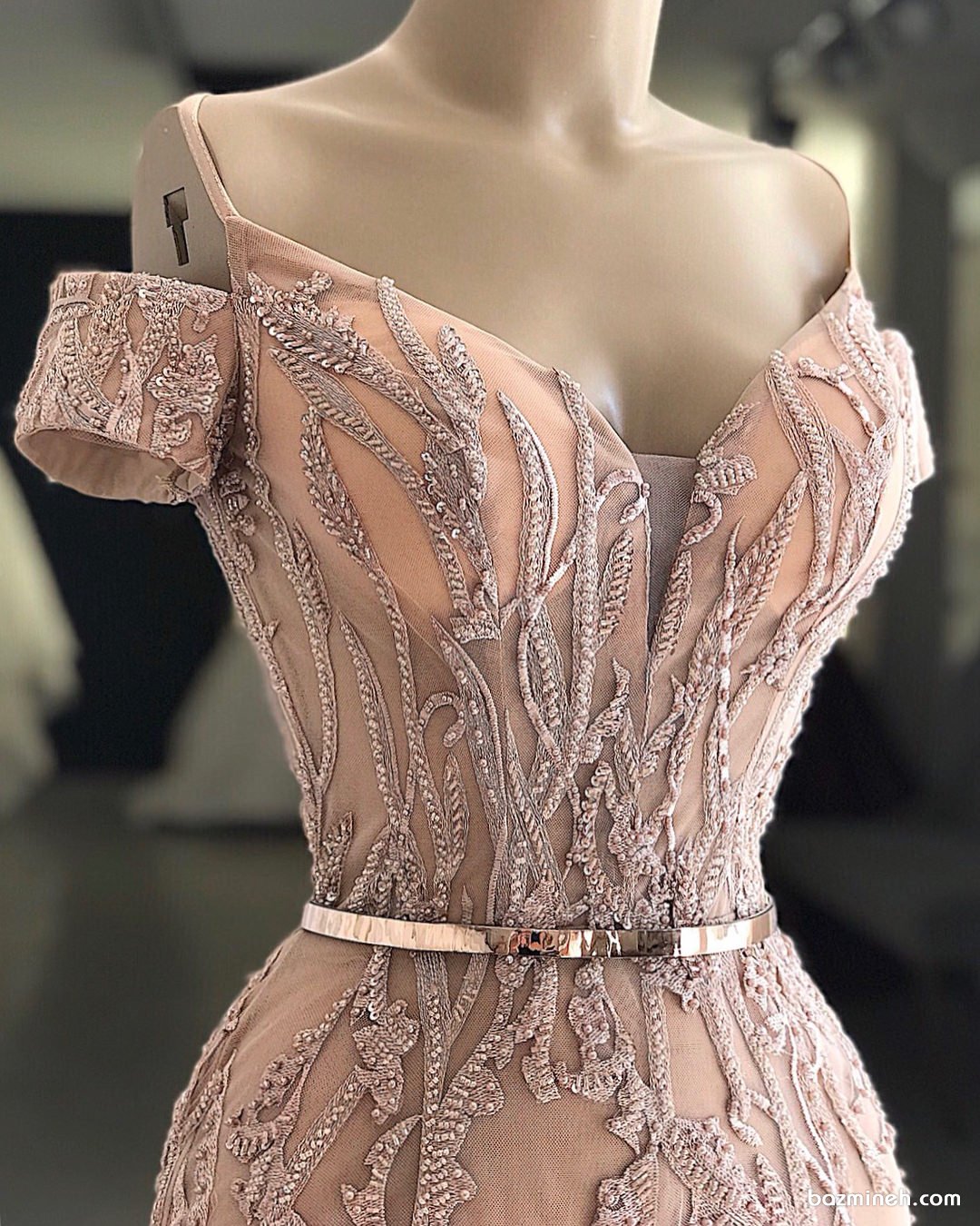 مدل زیبای بالا تنه لباس مجلسی سنگدوزی شده به رنگ رزگلد مناسب برای ساقدوش های عروس