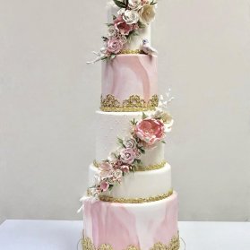 کیک چند طبقه جشن نامزدی یا سالگرد ازدواج تزیین شده با گل و طرح های طلایی
