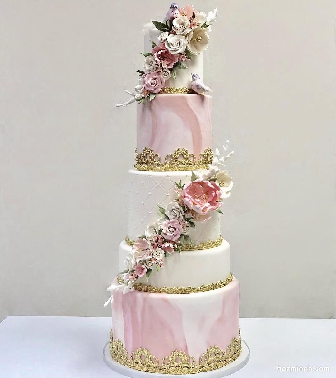 کیک چند طبقه جشن نامزدی یا سالگرد ازدواج تزیین شده با گل و طرح های طلایی