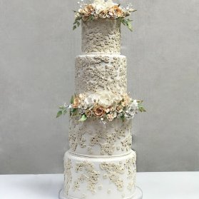 کیک چند طبقه جشن نامزدی یا عروسی تزیین شده با گل و طرح های برجسته