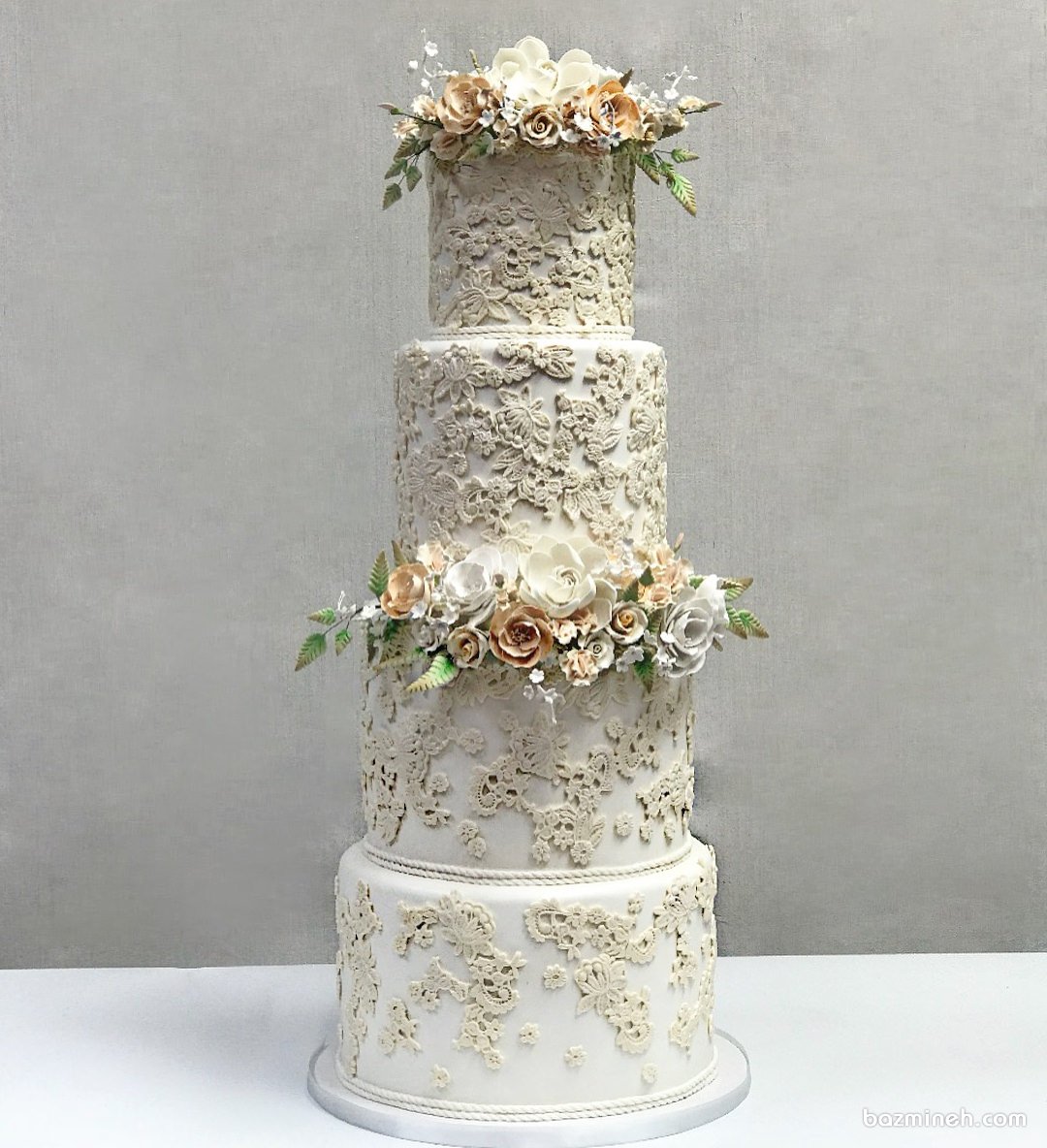 کیک چند طبقه جشن نامزدی یا عروسی تزیین شده با گل و طرح های برجسته