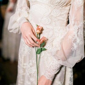 مدل بالا تنه مانتو عقد تور گلدوزی شده با آستین های پفی مناسب برای مراسم عقد محضری یا روز فرمالیته عروسی 
