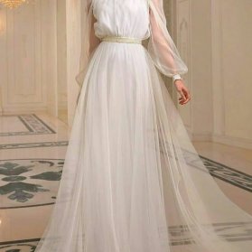 پیراهن ساده و شیک سفید رنگ توری با آستین های پفی مناسب برای عروس خانم ها در مراسم فرمالیته یا ساقدوش ها 