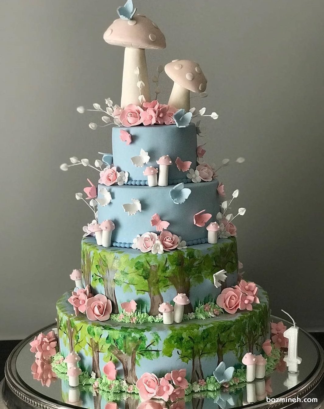 کیک چند طبقه جشن تولد کودک با تم جنگل تزیین شده با قارچ و شکوفه های صورتی 