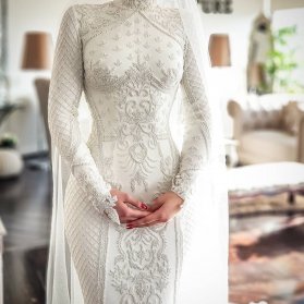 لباس عروس ساده و شیک پوشیده ماکسی سنگدوزی شده با تور عروس بلند مناسب برای عروس خانم های خوش سلیقه