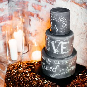 کیک زیبا و متفاوت جشن نامزدی یا سالگرد ازدواج با تم تخته سیاه