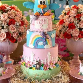کیک چند طبقه جشن تولد کودک با تم مزرعه و حیوانات