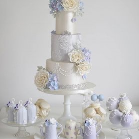 کیک، پاپ کیک و ماکارون های زیبای جشن نامزدی یا سالگرد ازدواج با تم سفید یاسی