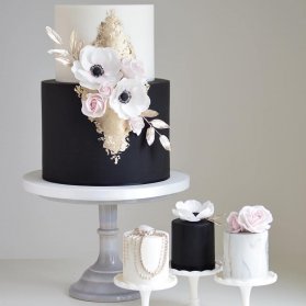 کیک و مینی کیک های جشن تولد یا سالگرد ازدواج با تم سفید مشکی و تزیین زیبای گل های فوندانت