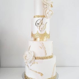 کیک چند طبقه لوکس جشن نامزدی یا عروسی با تم سفید طلایی 