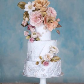 کیک چند طبقه جشن نامزدی یا سالگرد ازدواج با گل های تزئینی زیبا