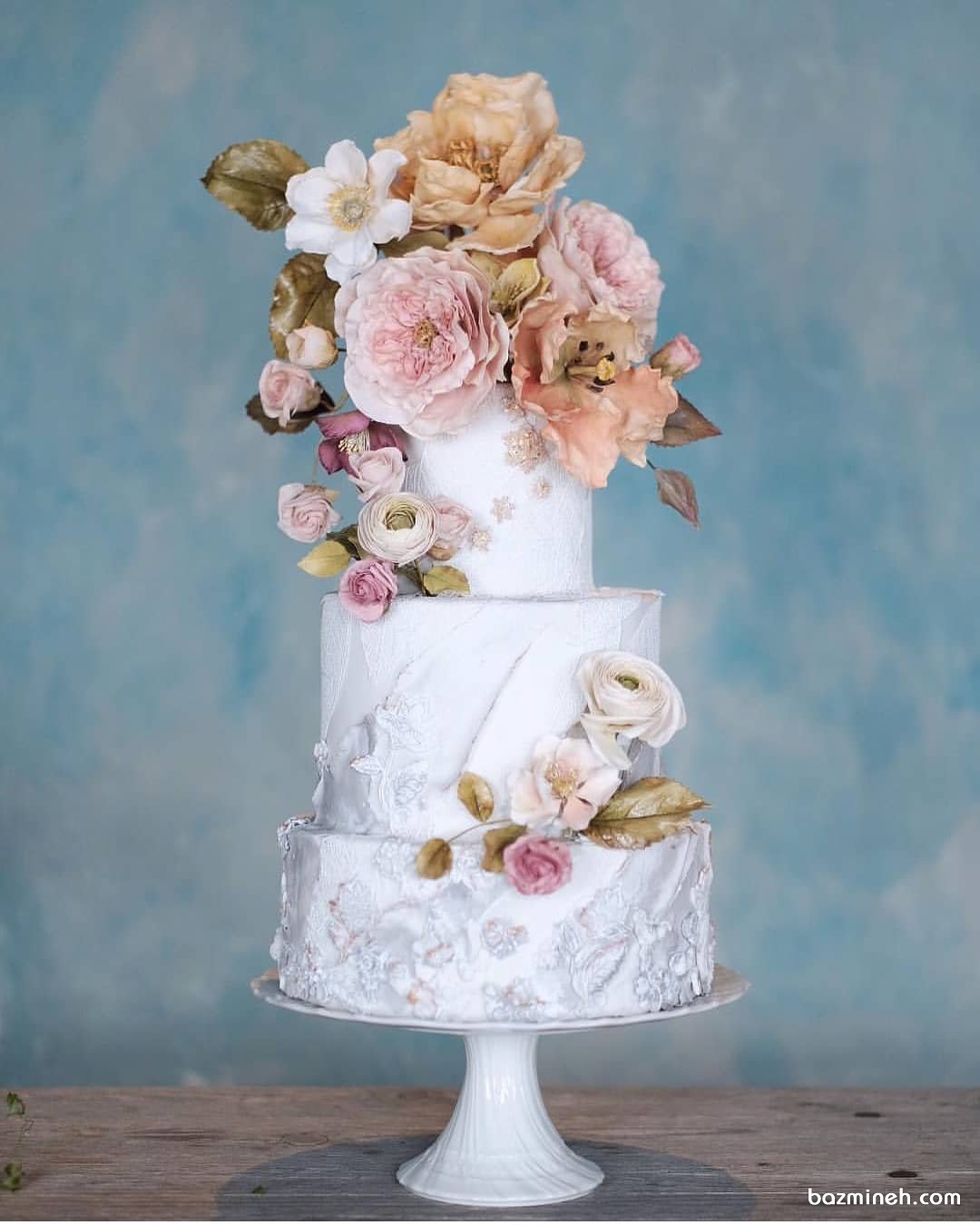 کیک چند طبقه جشن نامزدی یا سالگرد ازدواج با گل های تزئینی زیبا