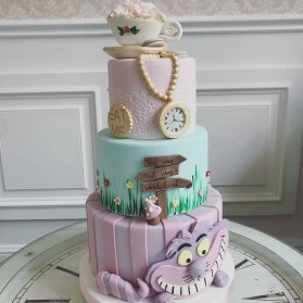 کیک چند طبقه جشن تولد دخترانه با تم آلیس در سرزمین عجایب