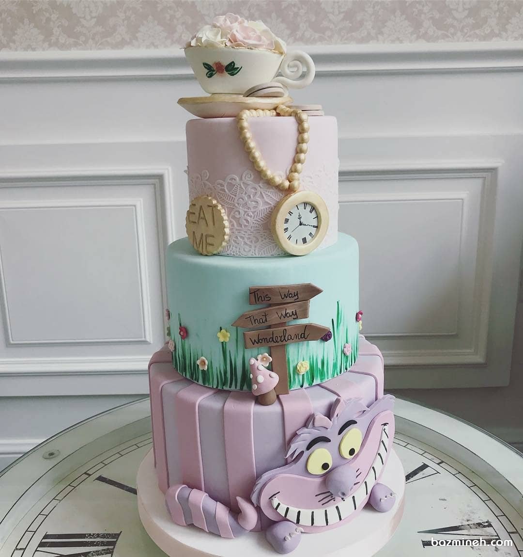 کیک چند طبقه جشن تولد دخترانه با تم آلیس در سرزمین عجایب