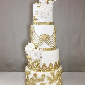 کیک چند طبقه لوکس جشن نامزدی یا عروسی با تزئینات خاص طلایی