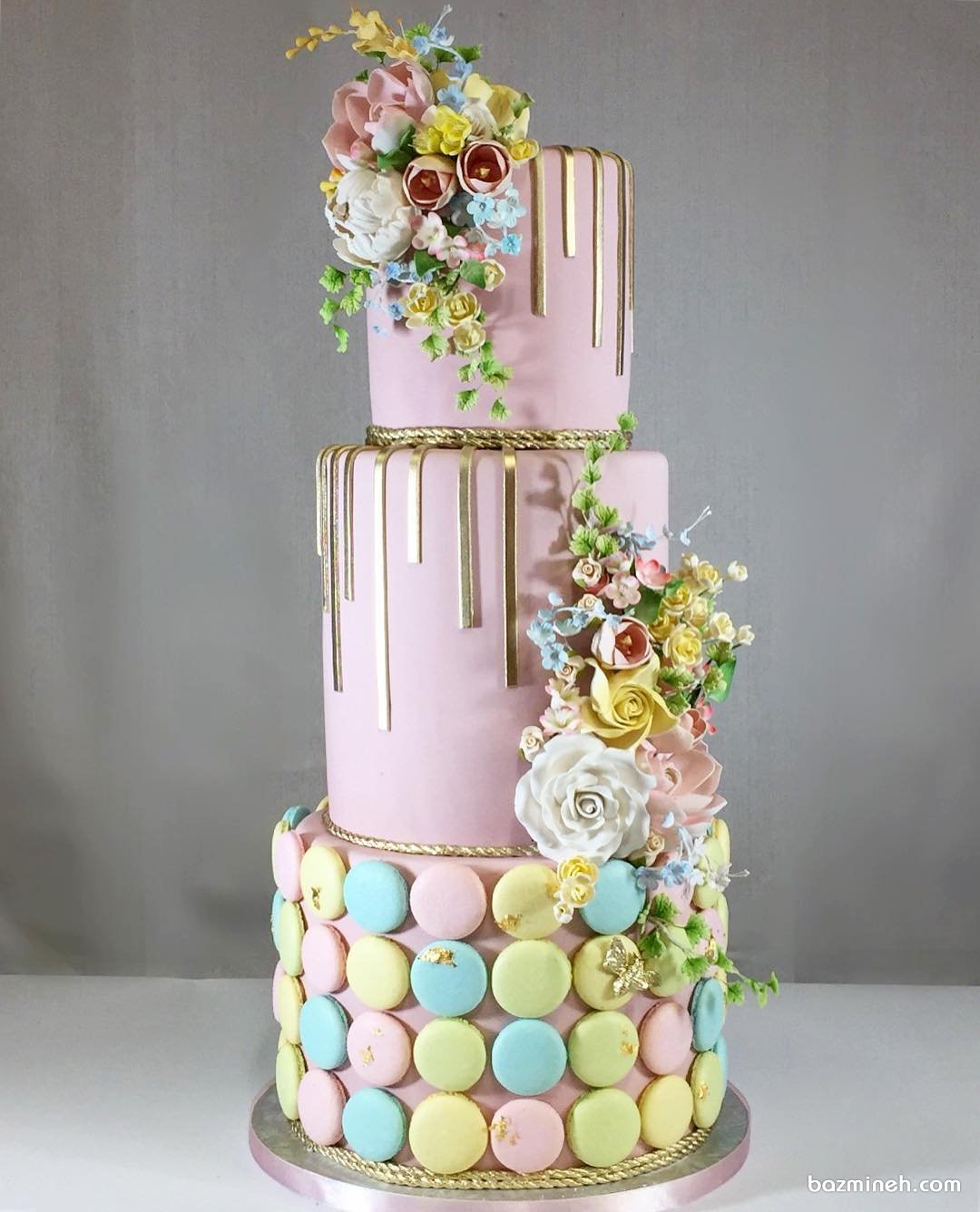 کیک سه طبقه جشن تولد دخترانه با تم صورتی و ایده جالب تزئین آن با ماکارون های رنگی 