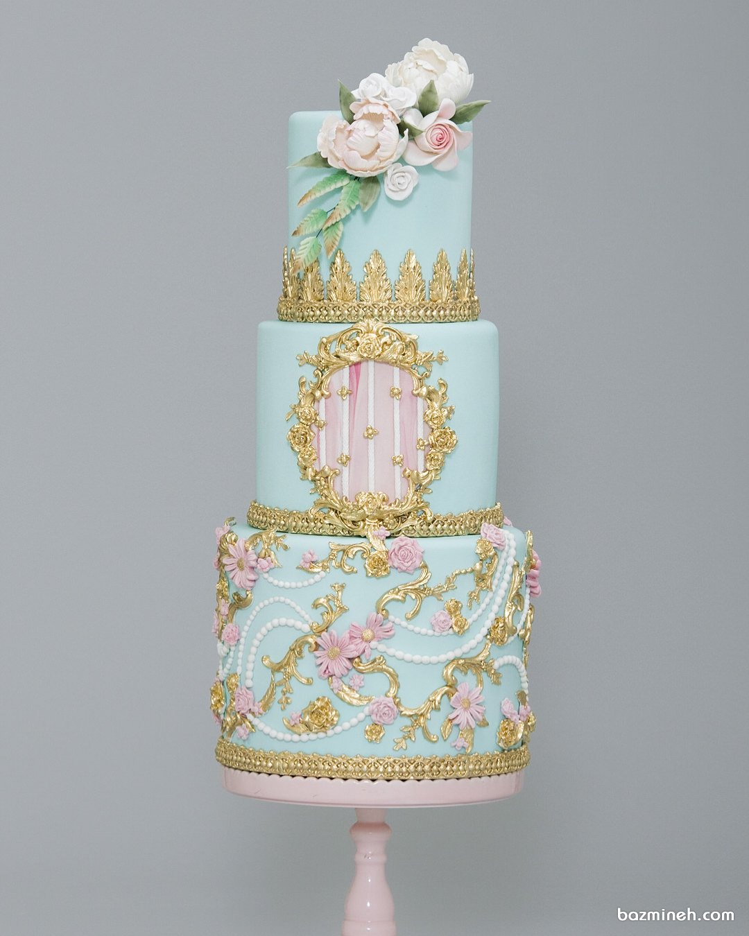 کیک چند طبقه جشن تولد یا سالگرد ازدواج با تم سبز آبی و طلایی