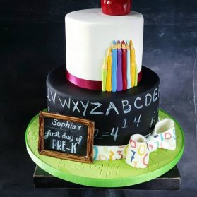 کیک دو طبقه فوندانت جشن آغاز سال تحصیلی یا تولد با تم تخته سیاه