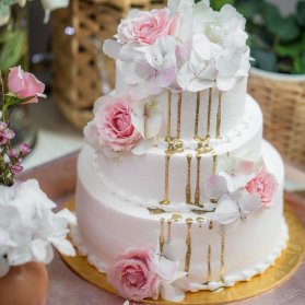کیک سه طبقه جشن تولد یا سالگرد عروسی تزیین شده با گل های طبیعی 