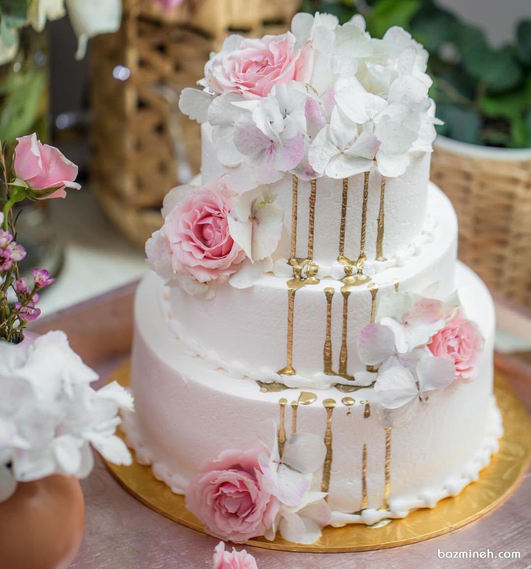 کیک سه طبقه جشن تولد یا سالگرد عروسی تزیین شده با گل های طبیعی 