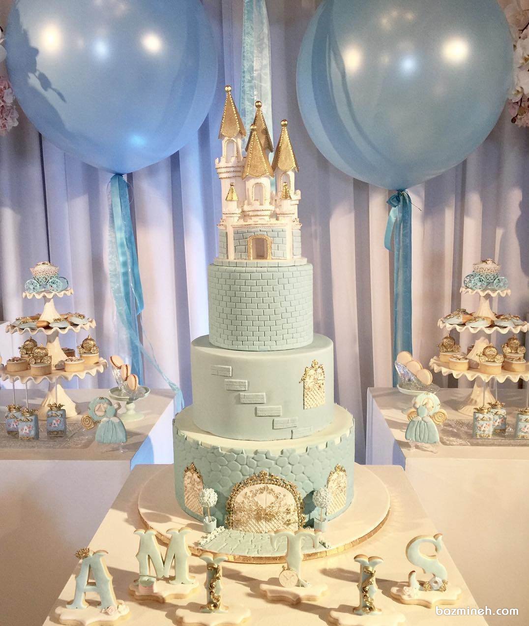 کیک چند طبقه باشکوه جشن تولد کودک با تم قلعه آبی