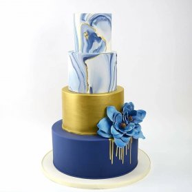 کیک چند طبقه جشن تولد یا سالگرد ازدواج با تم آبی طلایی 