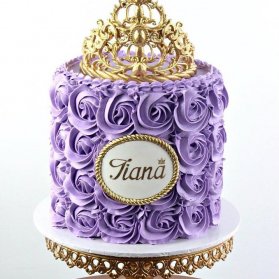 تزیین کیک خامه ای جشن تولد دخترونه به شکل گل رز با تم تاج یاسی طلایی