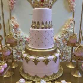 کیک چند طبقه فوندانت جشن تولد دخترانه با تم تاج صورتی طلایی