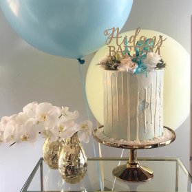 کیک ساده و شیک جشن تولد بزرگسال تزیین شده با گل های رز طبیعی