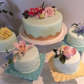 کیک و مینی کیک های زیبای جشن تولد یا سالگرد ازدواج با تم سبز آبی تزیین شده با گل های طبیعی