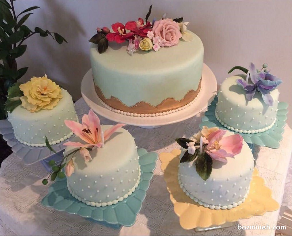 کیک و مینی کیک های زیبای جشن تولد یا سالگرد ازدواج با تم سبز آبی تزیین شده با گل های طبیعی