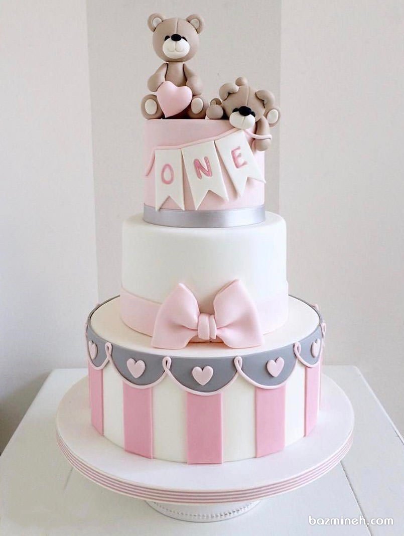 کیک چند طبقه جشن تولد یکسالگی دخترونه با تم خرس تدی طوسی صورتی