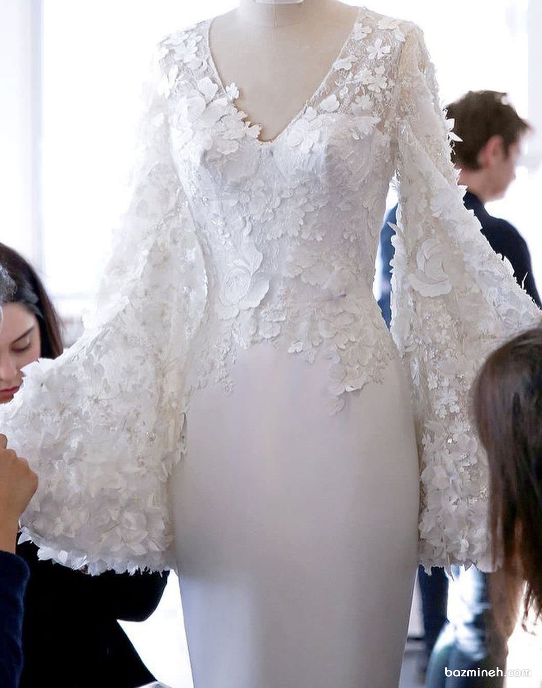 مدل بالا تنه کار شده لباس مجلسی با گل های برجسته در آستین ها و یقه ی هفت باز پیشنهادی زیبا برای عروس خانم ها در مراسم عقد محضری یا لباس روز فرمالیته